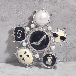 🆕️Elegant Silver and Black Brooch